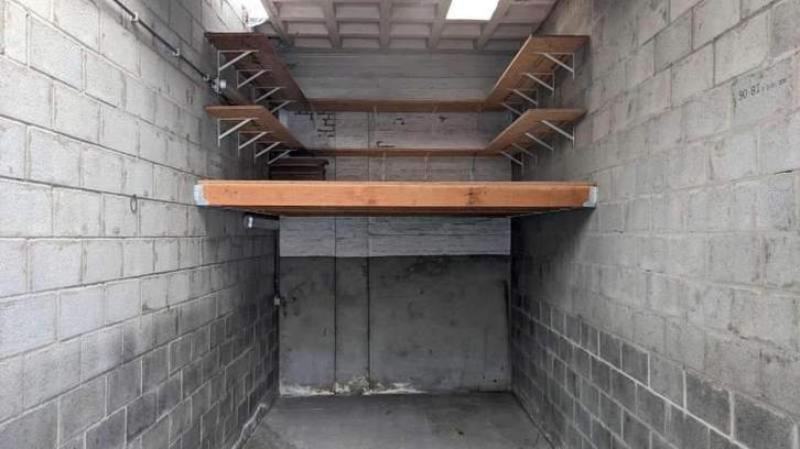 Te huur ruime garagebox met verdiep ideaal als berging, Immo, Garages en Parkeerplaatsen, Provincie Antwerpen