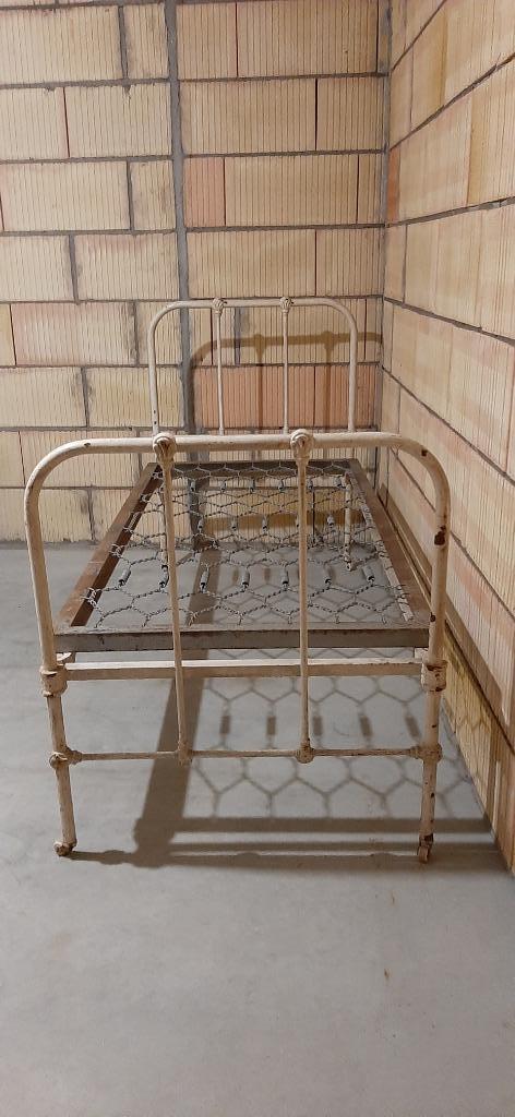 Antiek gietijzeren eenpersoonsbed uit klooster, Antiek en Kunst, Antiek | Meubels | Bedden, Ophalen