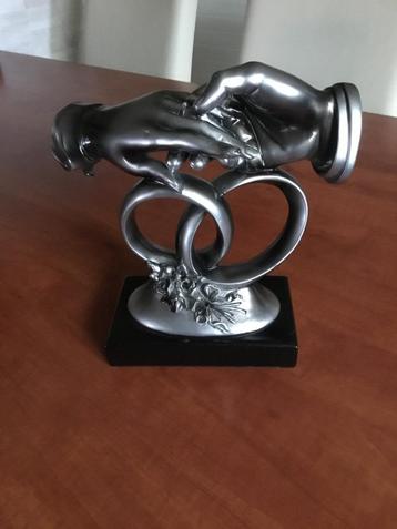 Mooi beeld van 2 ringen met 2 handen beschikbaar voor biedingen