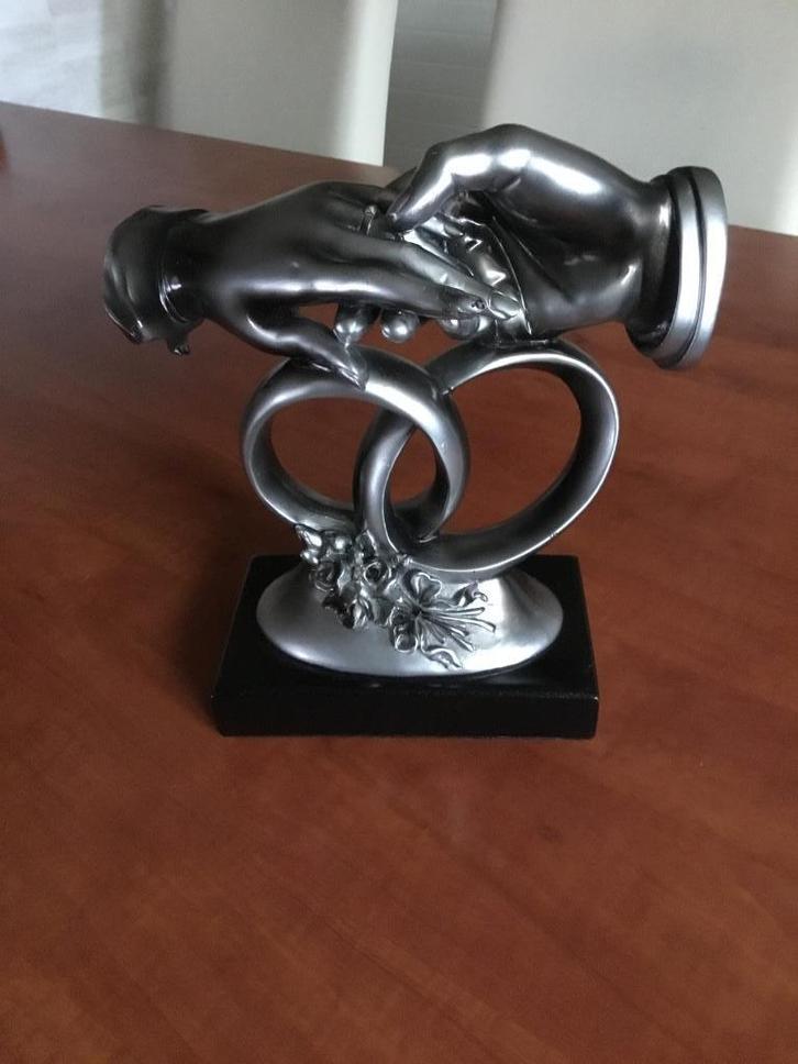 Mooi beeld van 2 ringen met 2 handen, Antiek en Kunst, Curiosa en Brocante, Ophalen of Verzenden