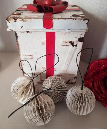 4 Papieren kerstballetjes/ bolletjes hangers met tekst beschikbaar voor biedingen