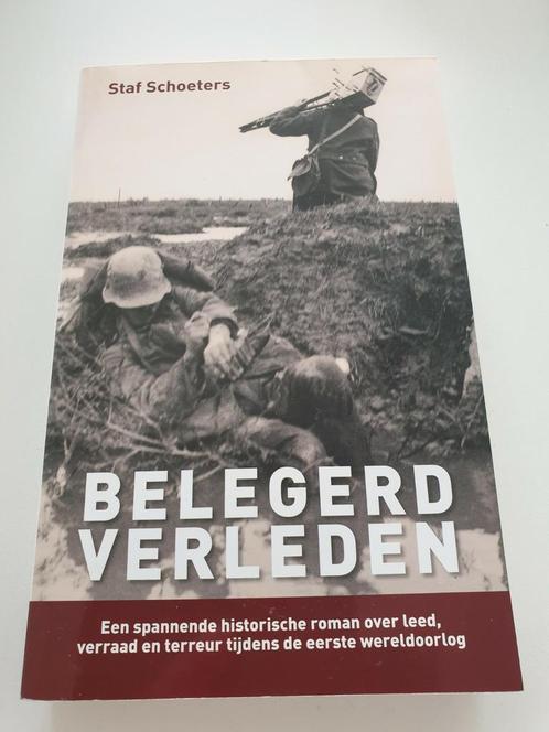 Staf Schoeters - Belegerd verleden.  Ww1 wo1 oorlogsroman, Boeken, Historische romans, Zo goed als nieuw, Ophalen of Verzenden
