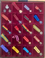 22 miniatuur eretekens in verzamelbox, Ophalen of Verzenden, Overige soorten, Lintje, Medaille of Wings