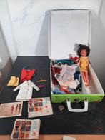 Barbie 1968 koffer + 3 1965 kleertjes + overige objecten, Ophalen of Verzenden, Gebruikt, Accessoires