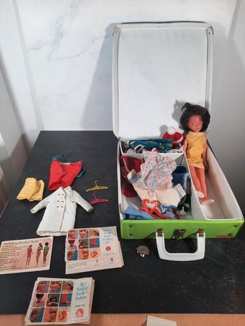 Barbie 1968 koffer + 3 1965 kleertjes + overige objecten beschikbaar voor biedingen