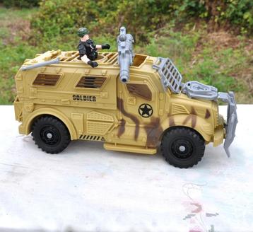 jouet vehicule militaire blinde + une figurine  beschikbaar voor biedingen