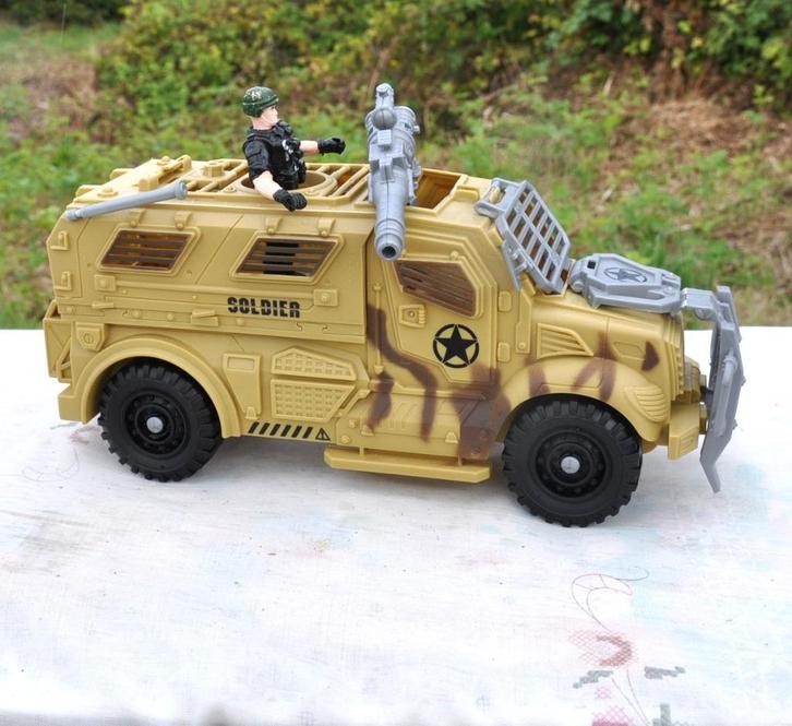 jouet vehicule militaire blinde + une figurine, Enfants & Bébés, Jouets | Jouets de bébé, Utilisé, Enlèvement ou Envoi