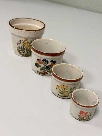 Vintage keramische bloempotjes – set van 4 met bloemenprint beschikbaar voor biedingen