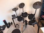 Alesis Nitro elektronische drumkit + stoel en stokken, Musique & Instruments, Enlèvement, Comme neuf, Autres marques, Électronique