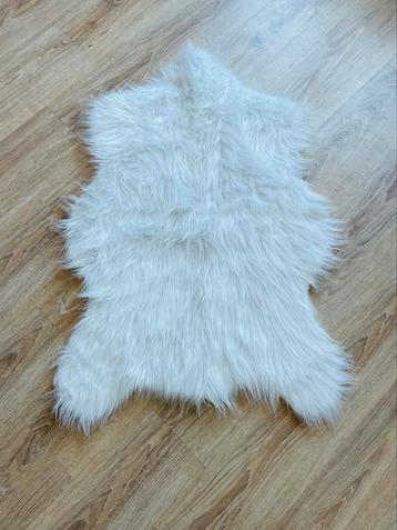 🧸 Klein wit tapijt met lange pool — 96 x 68 cm — iriserende beschikbaar voor biedingen