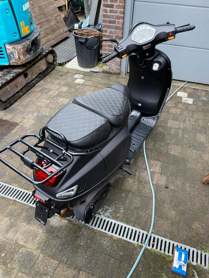 Venesi Retro scooter b-klasse, Fietsen en Brommers, Snorfietsen en Snorscooters, Zo goed als nieuw, Overige merken, Benzine, Ophalen