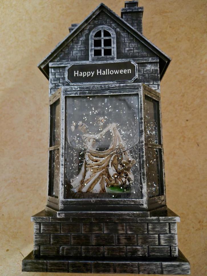Halloween-geanimeerd dansend skelet in huissneeuwbal, Hobby en Vrije tijd, Feestartikelen, Zo goed als nieuw, Feestartikel, Ophalen of Verzenden