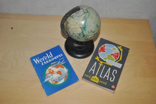 Oude wereldbol op staander en atlassen, Maison & Meubles, Accessoires pour la Maison | Globes, Utilisé, Enlèvement ou Envoi