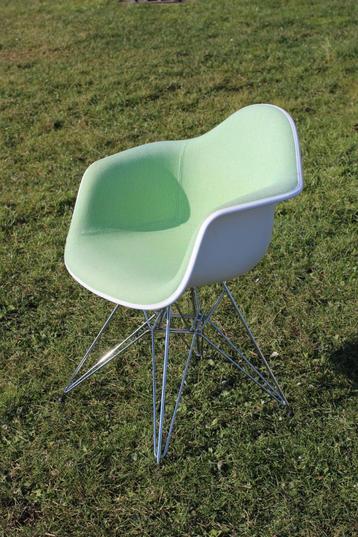 design stoelen vitra Charles & Ray Eames X6 beschikbaar voor biedingen