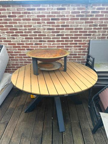 Tafel met vuurkorf en ligstoelen beschikbaar voor biedingen
