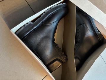 Hoge schoenen beschikbaar voor biedingen