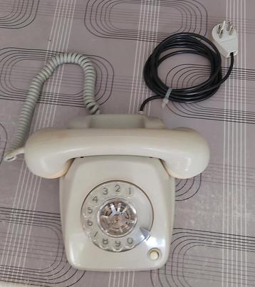 Oude grijze telefoon met draaischijf beschikbaar voor biedingen