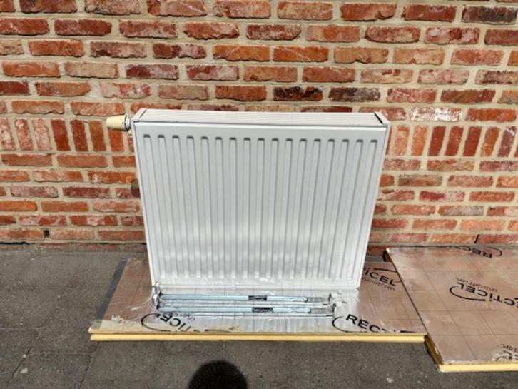 witte radiator 72x60x10 met thermostatische kraan, Doe-het-zelf en Bouw, Verwarming en Radiatoren, Zo goed als nieuw, Radiator