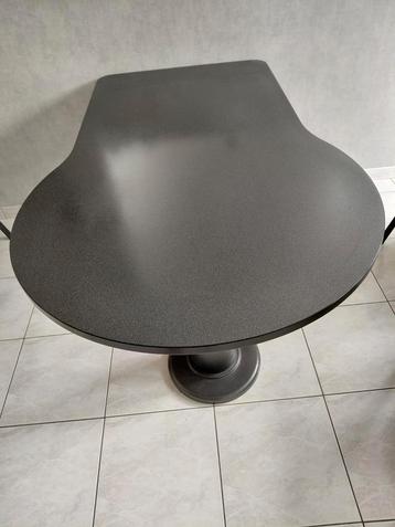 Keukentafel beschikbaar voor biedingen