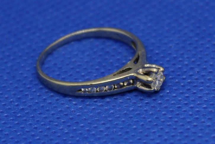 Gouden ring met 13 diamanten, Handtassen en Accessoires, Ringen, Gebruikt, Dame, 17 tot 18, Wit, Goud, Met edelsteen, Ophalen of Verzenden