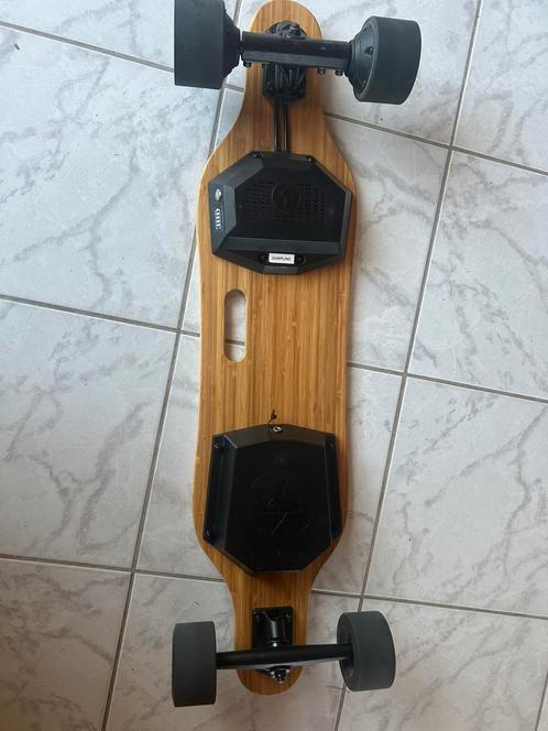 Electische longboard ,goed onderhouden niet veel mee geredne, Sport en Fitness, Skateboarden, Longboard, Ophalen of Verzenden