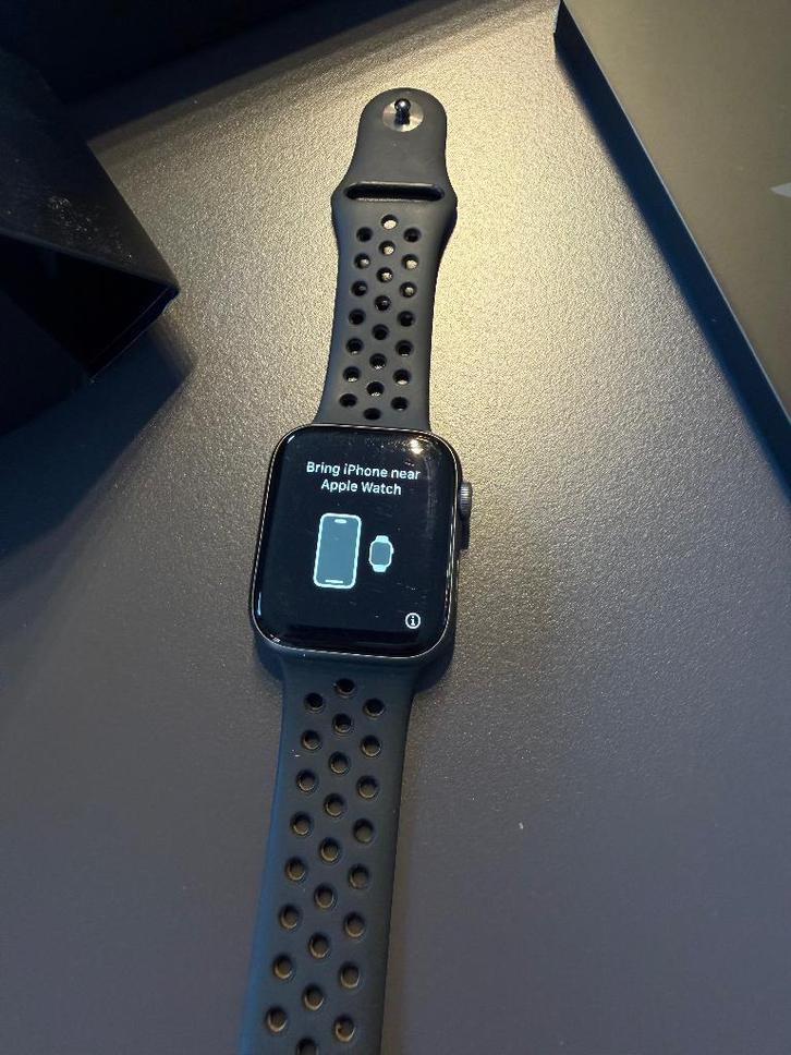 Apple Watch Série 4 Nike – Aluminium Space Gray 44 mm, Handtassen en Accessoires, Smartwatches, Gebruikt, iOS, Zwart, Afstand