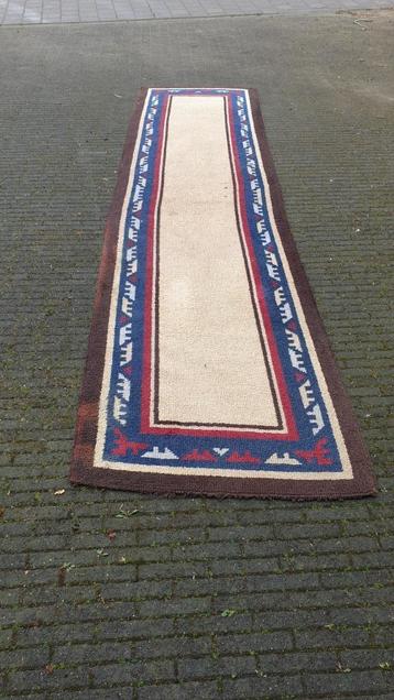 Mooi kwalitatief tapijt met modern motief beschikbaar voor biedingen