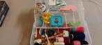 Plastiek naaibox met van alles in, Hobby en Vrije tijd, Naaien en Fournituren, Ophalen of Verzenden, Zo goed als nieuw