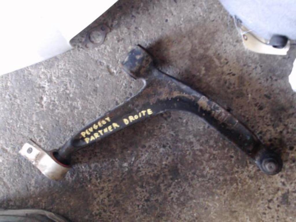 Triangle avant droit Peugeot Partner I 1.6HDI 75 55Kw 2002 L, Enlèvement ou Envoi, Utilisé, Peugeot