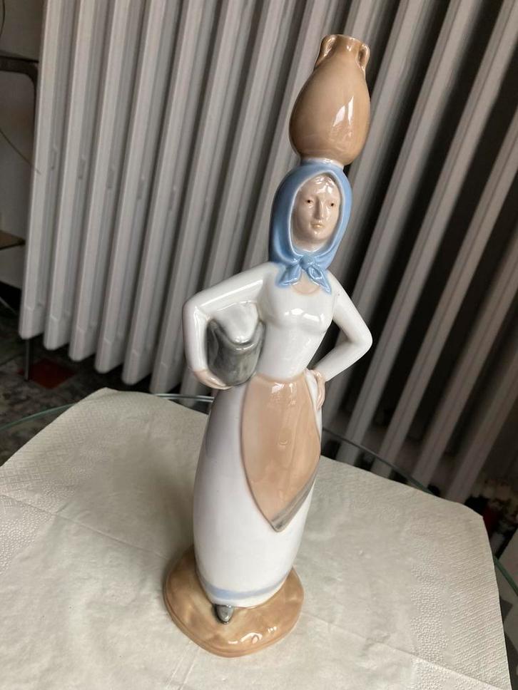 porseleinen beeldje van meisje met een kruik op haar hoofd, Verzamelen, Beelden en Beeldjes, Zo goed als nieuw, Ophalen of Verzenden