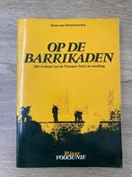 Boek 'Op de barrikaden. 30 jaar Volksunie', Boeken, Ophalen of Verzenden, Gelezen, Politiek en Staatkunde