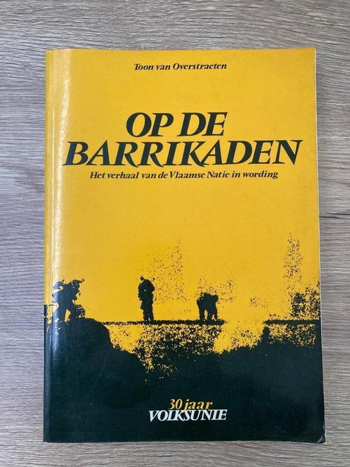 Boek 'Op de barrikaden. 30 jaar Volksunie', Boeken, Politiek en Maatschappij, Gelezen, Politiek en Staatkunde, Ophalen of Verzenden