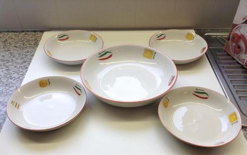 Plat à pâtes blanc 5 pièces avec bord rouge, Maison & Meubles, Cuisine | Vaisselle, Comme neuf, Assiettes(s), Autres styles, Céramique