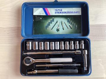 Dopsleutelset in metalen doos beschikbaar voor biedingen