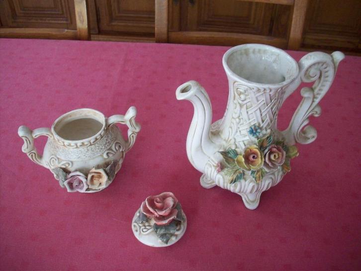 oude are deco koffie pot en suiker pot met op liggende bloem, Antiek en Kunst, Antiek | Servies compleet, Ophalen of Verzenden