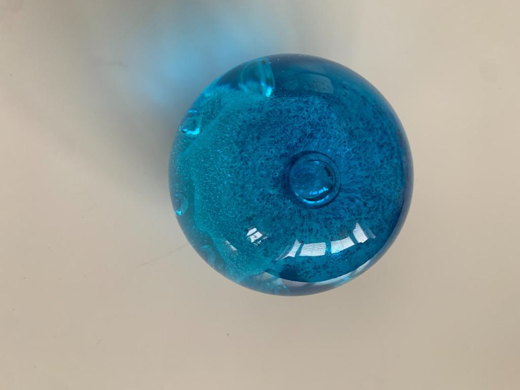 Presse papier boule en verre  bleu, Antiquités & Art, Enlèvement ou Envoi