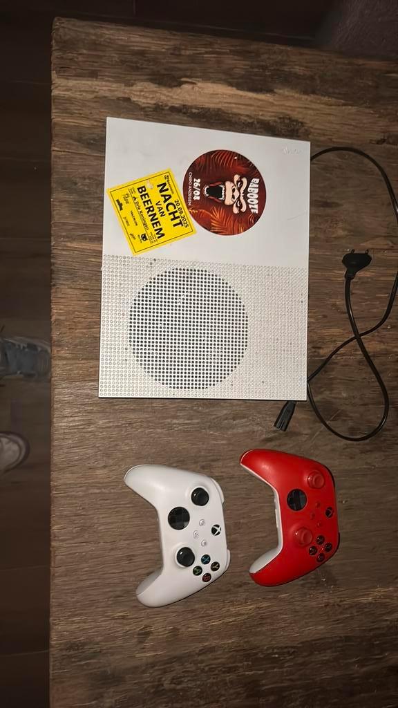 Xbox one s met 2 controllers kan ook apart, Games en Spelcomputers, Spelcomputers | Xbox One, Zo goed als nieuw, Xbox One S, 1 TB