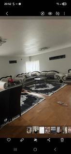 Canapé entier, tapis et table avec chaises à vendre., Immo