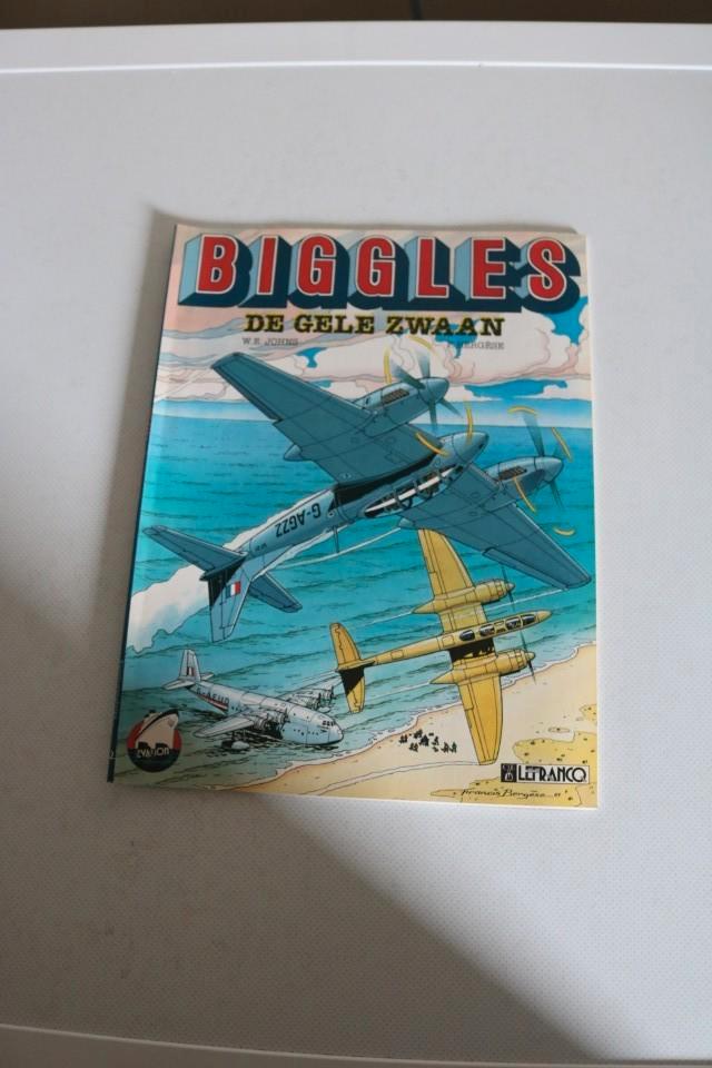 Biggles : De gele zwaan - sc - 1e druk 1990, Boeken, Stripverhalen, Zo goed als nieuw, Eén stripboek, Ophalen of Verzenden