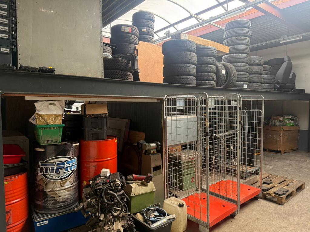 Grote verdiepingsvloer met railing en trap., Enlèvement