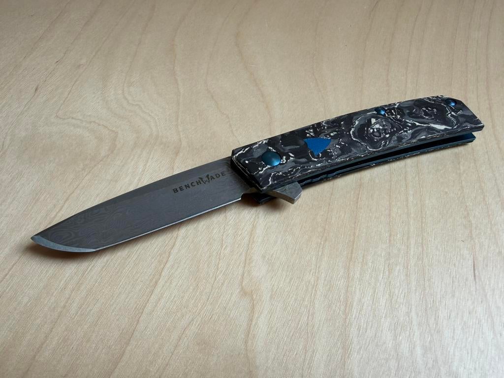 Nieuw Benchmade Tengu Damasteel Gold Limited Edition Zakmes, Caravanes & Camping, Outils de camping, Enlèvement ou Envoi, Neuf