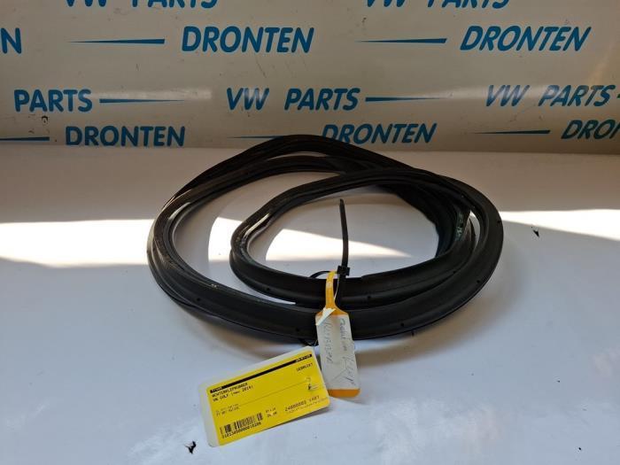 Joint caoutchouc hayon d'un Volkswagen Golf, Autos : Pièces & Accessoires, Carrosserie & Tôlerie, Volkswagen, Utilisé, 3 mois de garantie