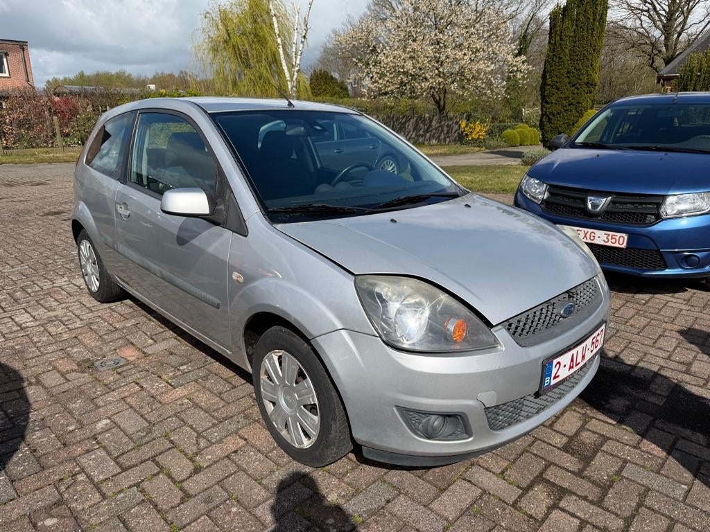Ford Fiesta 1400cc essence - EXPORTATION UNIQUEMENT, Autos, Argent ou Gris, Achat, Rétroviseurs électriques, Entreprise