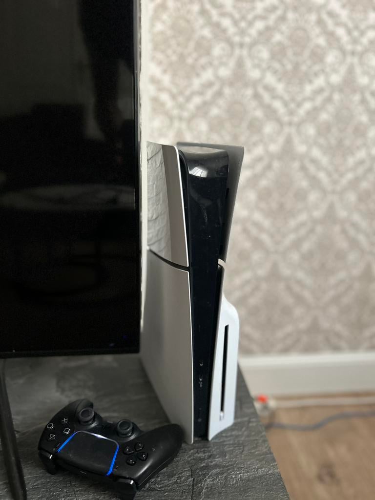 Playstation Slim avec lecteur cd en super etat et manette, Ophalen of Verzenden, Zo goed als nieuw, Playstation 5
