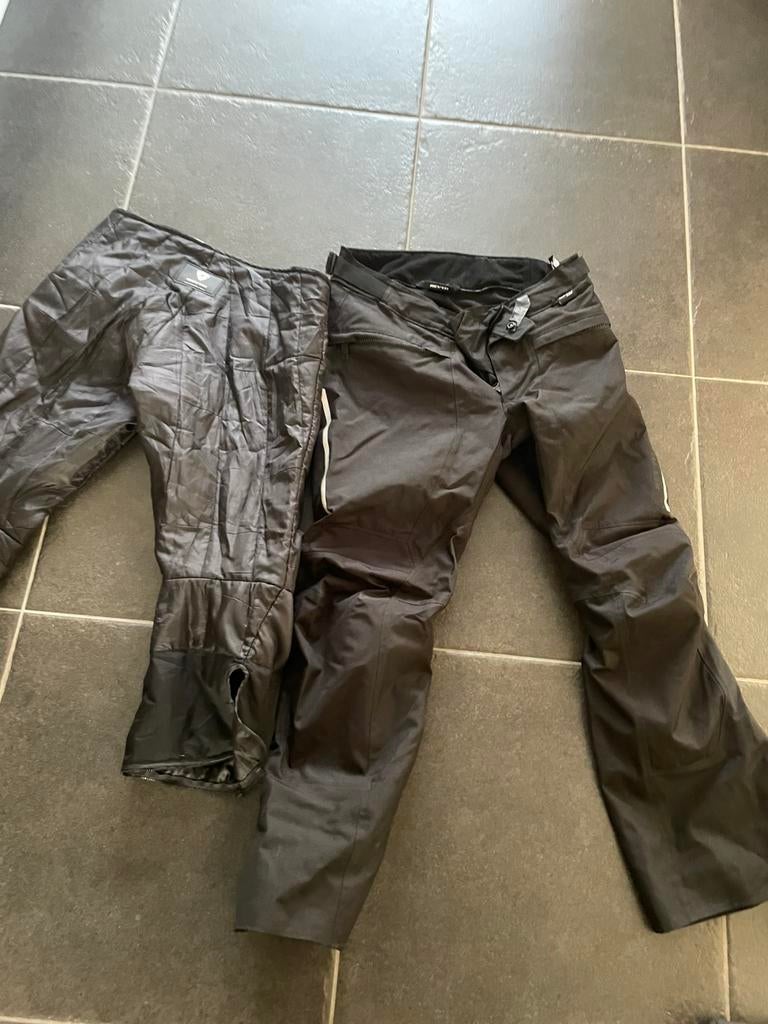 Pantalon de moto Revit, Enlèvement