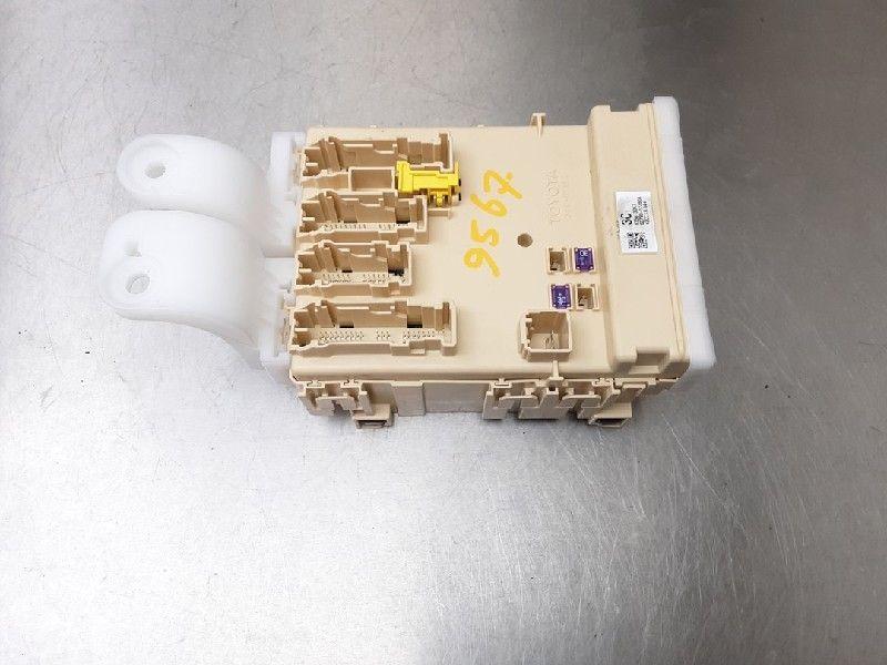 BOITIER FUSIBLES Auris (E18) (|8922102331|8273012X80A|), Utilisé, Toyota