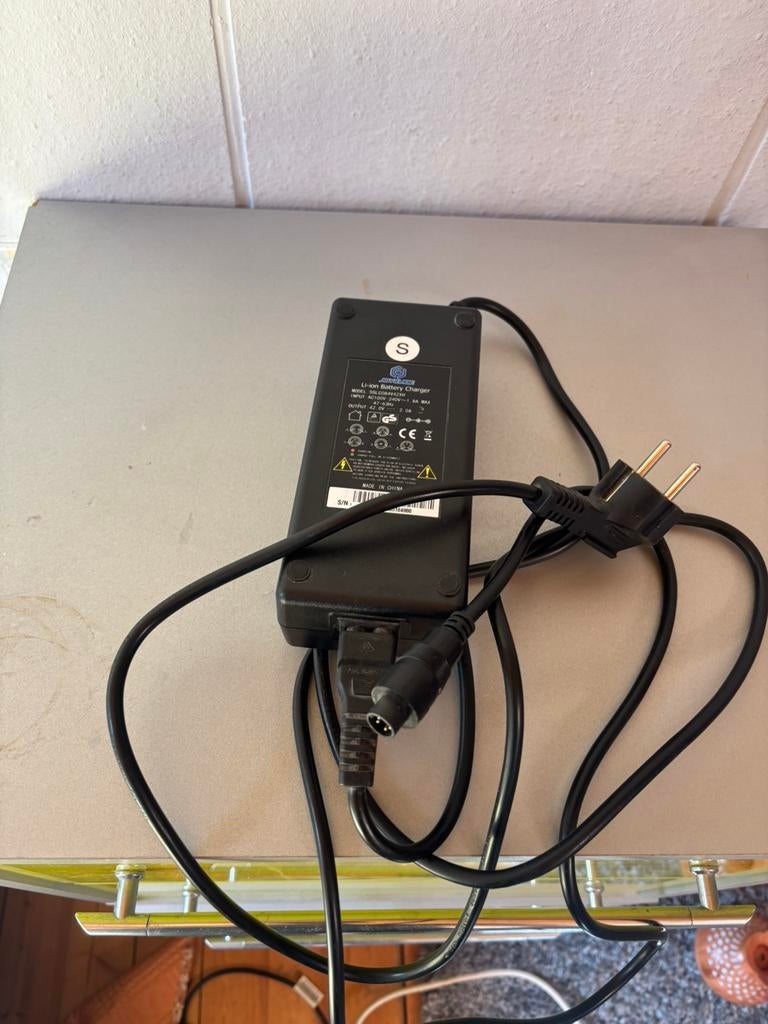 Chargeur Stella, Vélos & Vélomoteurs, Enlèvement, Comme neuf