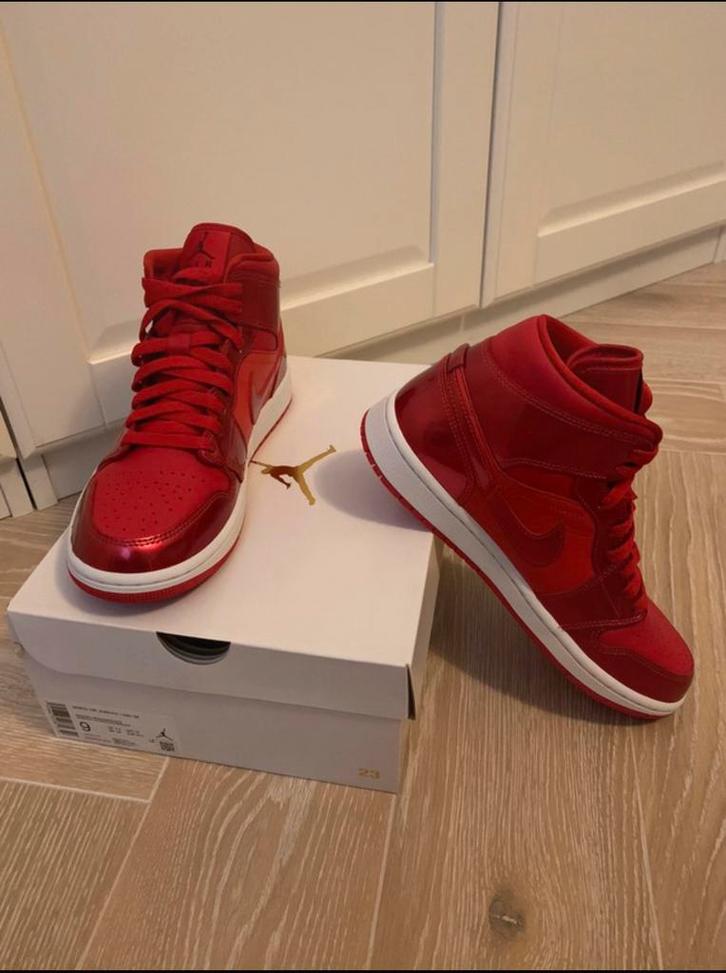 Nieuwe Nike Air Jordan 1 Mid SE Pomegranate sneakers, Sport en Fitness, Basketbal, Nieuw, Schoenen, Ophalen of Verzenden