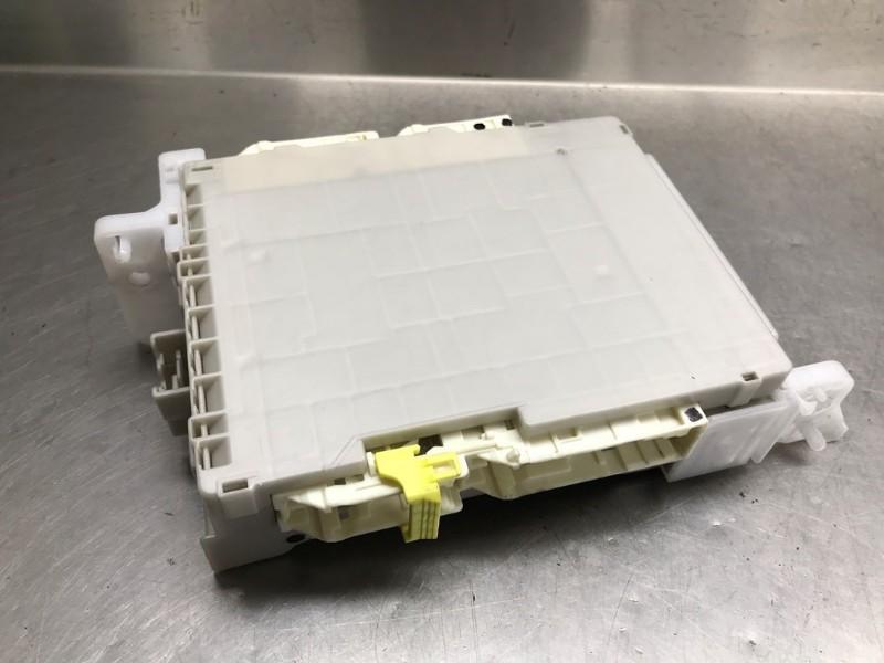 BOITIER FUSIBLES Toyota Yaris III (P13) (|8273052K40|), Utilisé, Toyota