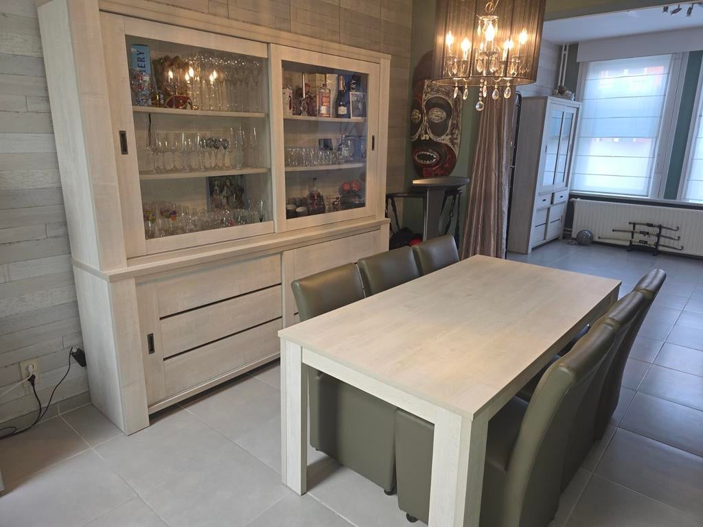 Eetplaats met mooi groot dressoir kast en kleiner tafel en 6, Huis en Inrichting, Ophalen